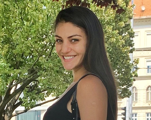 Kulcsár Edina ma bevetette ´popsitakarós´ táskáját