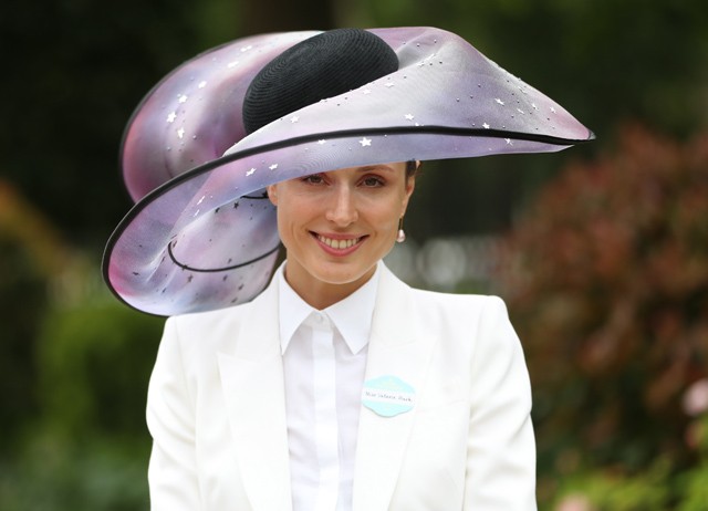 Az egyik kedvenc kalapunk az idei Royal Ascotról, a galaxis kalap pont annyira vicces és váratlan, hogy megjegyezhető legyen, de közben kétségkívül szép is, és cseppet sem hivalkodó