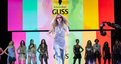 Így ápolja Mészáros Lili topmodell platina szőke haját, a modellt a Budapest Hair Show-n csíptük el