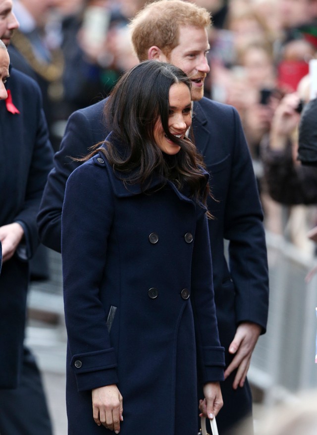 Meghan Markle az első pillanattól profin kezelte a rajongók tömegét