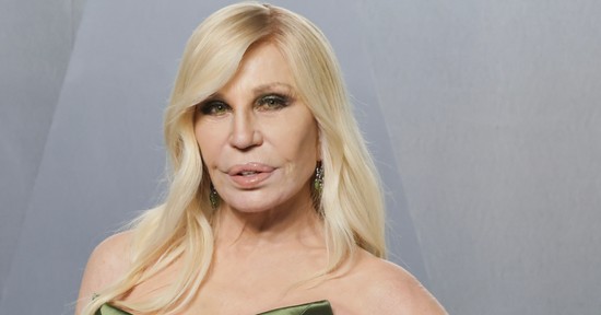 A 71 éves Donatella Versace meztelenruhába bújt, ismét bizonyította, hogy a divat nem ismer korhatárt