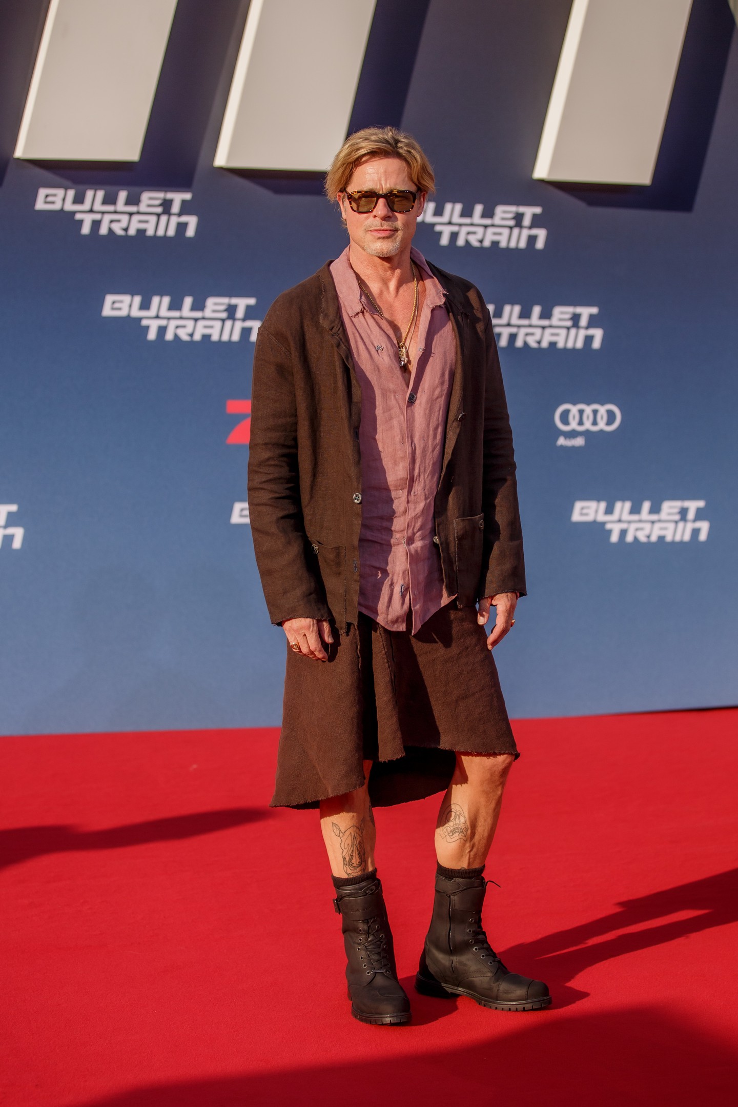 A gyilkos járat című film sajtókörútján több extravagáns outfitet is viselt, de legjobban talán akkor lepte meg a rajongókat, amikor Berlinben szoknyában lépett a vörös szőnyegre. (2022)