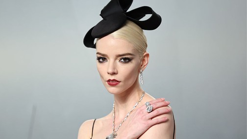 Anya Taylor-Joy melltartó nélkül viselt pucérruhát, csak úgy ordít a szettjéből a meztelenség