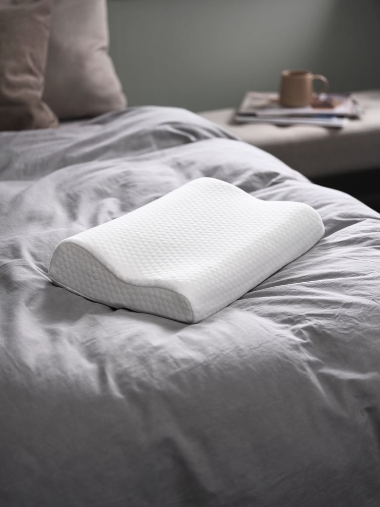 Szeretsz a hátadon, stabilan feküdni és gyakran küzdesz nyakfájással? Válassz memória habszivacs párnát - JYSK Memory habszivacs párna 30×47×9/7 VANSE , 3500 Ft