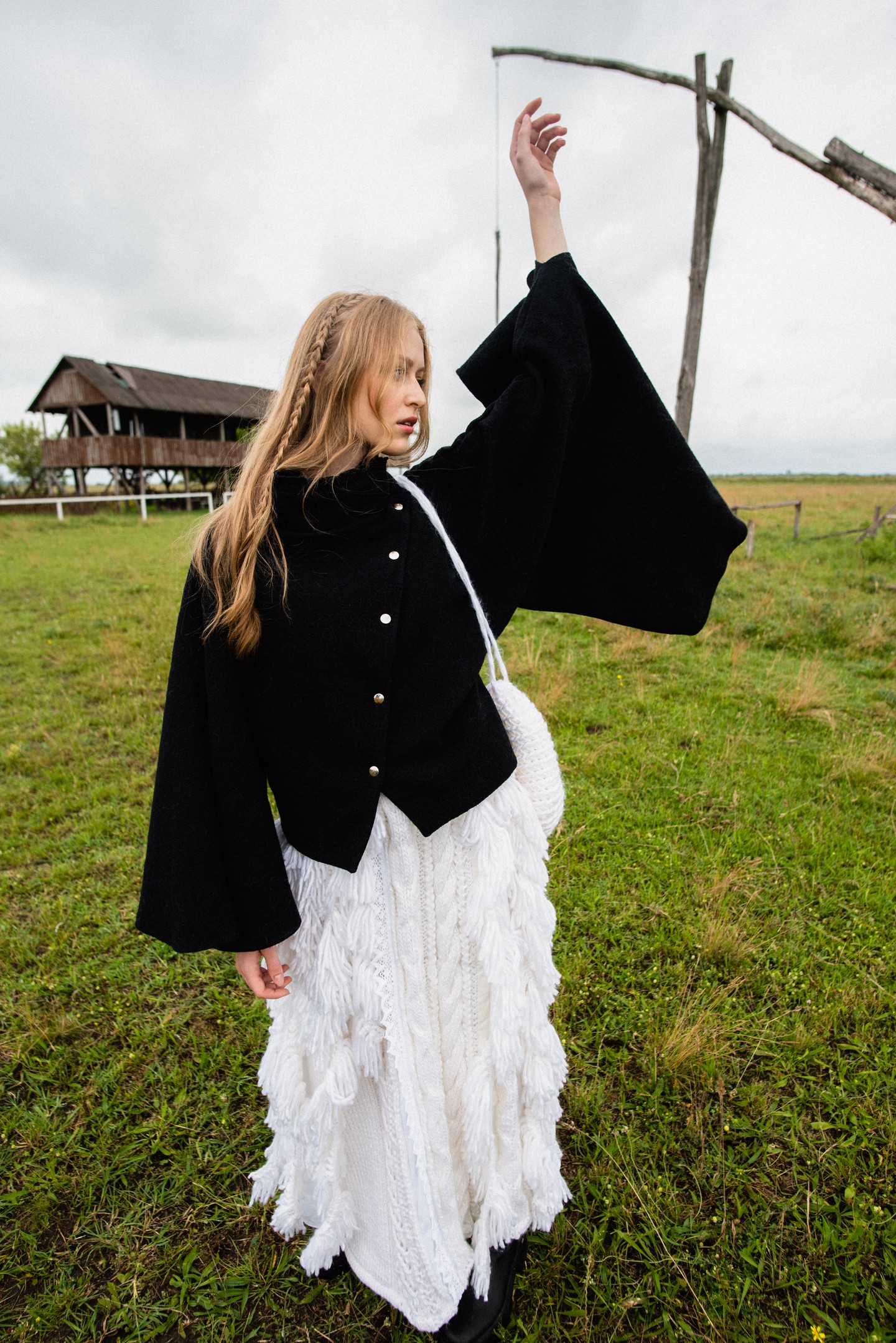 Modern elegancia és ősi motívumok találkozása Szarka Nóra kreációiban