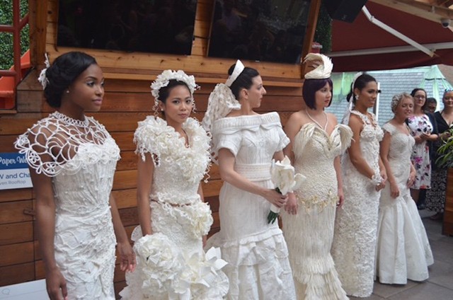 esküvöi ruha, menyasszony, menyasszonyi ruha, verseny, vécépapír