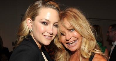 Kate Hudson és Goldie Hawn szinte ikrek ebben a cipőreklámban