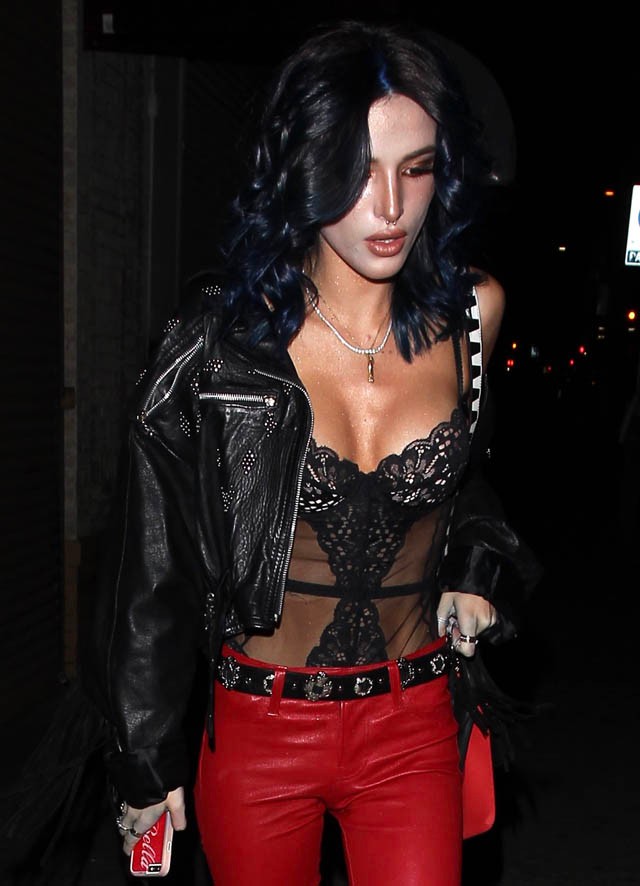 Bella Thorne mellvillantós szettben, fekete hajjal