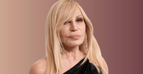 A 70 éves Donatella Versace testhezálló vörös miniruhában érkezett az olimpia megnyitójára
