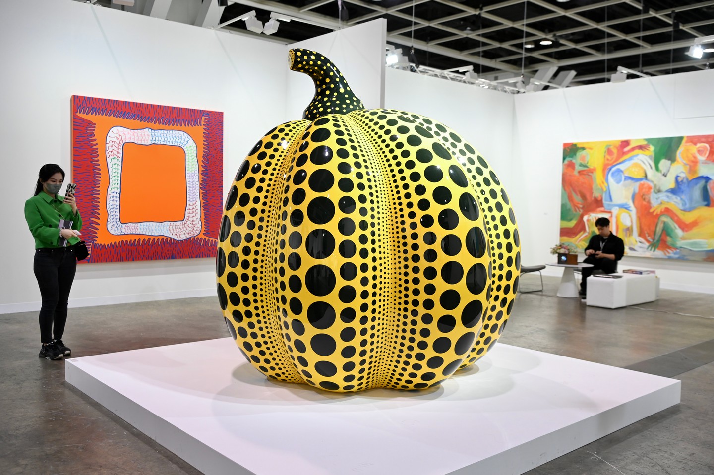 Yayoi Kusama híres tökszobra az Art Basel Hong Kong-i kiállításán, 2023-ban