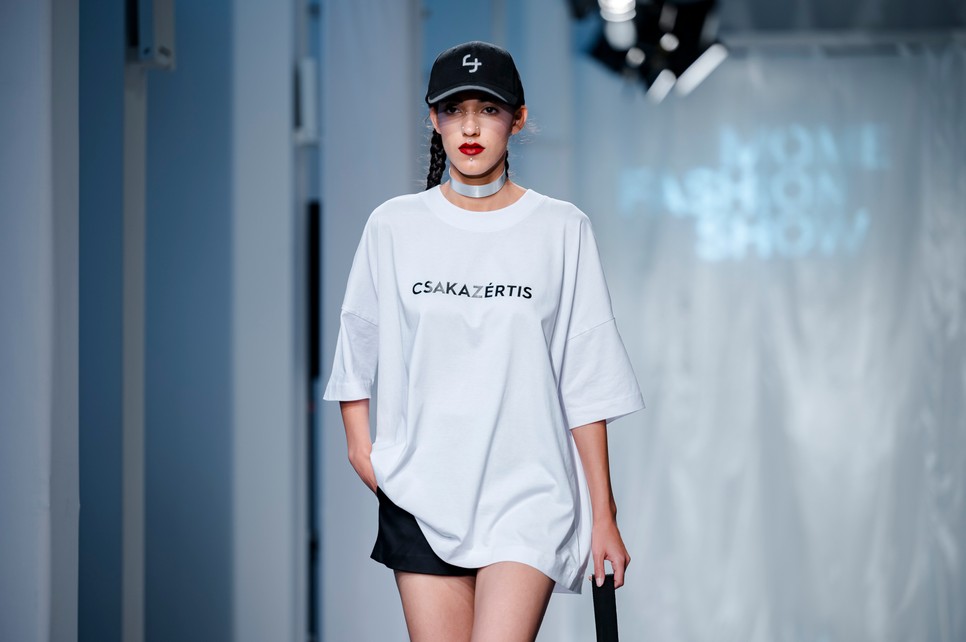 Az alumni THEFOUR 'Csakazértis" feliratú pólója a MOME Fashion Show-n Fotó: Lakatos Máté