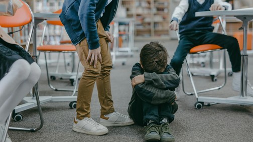 Gyakori, hogy a bántalmazó gyermek, bántalmazó környezetből jár az iskolába - beszélgetés az iskolai bántalmazásokról Szajli Claudia pszichológussal