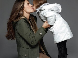 Kislányával kampányol Alessandra Ambrosio