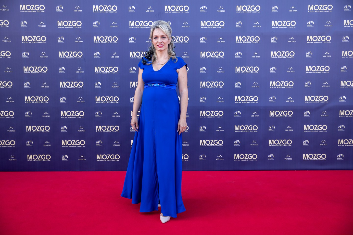 Baska Barbara filmrendező királykék, hernyóselyemből készült VIKTORIAVARGA ruhában vonult be