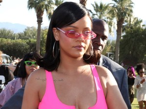 Rihanna rettenetes suhogós szerelésben csapatja a partit