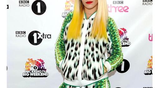 Nevetséges, vagy szupersikkes Rita Ora luxusmelegítője?