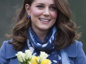Kate Middleton pocakján és újabb zseniális outfitjén a világ szeme!