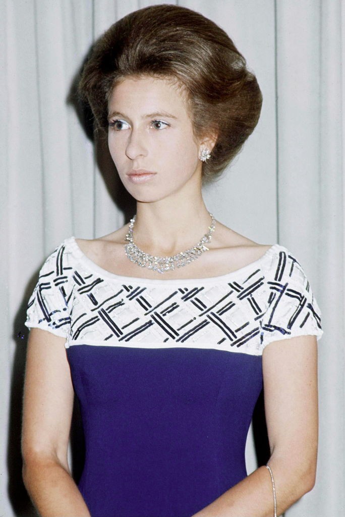 Anna úgy ragyog, akárcsak a nyakában a gyémánt nyaklánc. (1973)