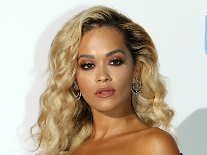 Rita Ora ilyen szexi fürdőruhában nyaralgat egy luxusjachton