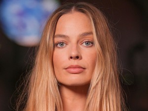 Margot Robbie meztelenruhájánál rég láttunk szebbet, csupa csipkében lopta el a showt a színésznő