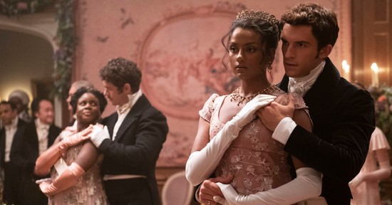 Tombol a Bridgerton-láz: de miért imádjuk annyira a kiszámítható, slow burn típusú sorozatokat?