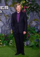 A Plutarch Heavensbee-t alakító Jesse Plemons egy lila ingben és sötét zakóban jelent meg az eseményen.