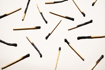 Amikor a test mondja ki a nemet: ezek a pszichoszomatikus tünetek jelzik, hogy a kiégés szélére kerültél