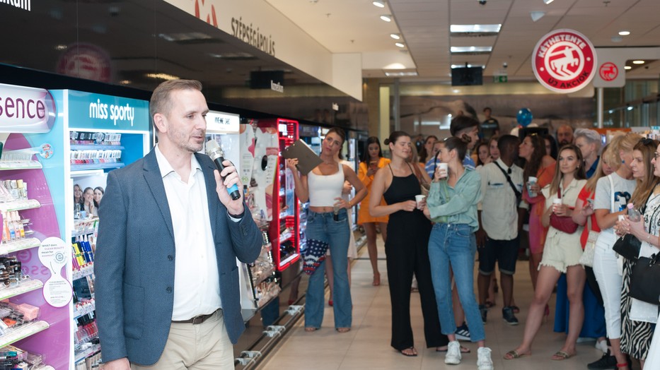 A Rossmann-nak szinte minden szezonban van egy nagy bejelentése. Most a nagyon régen várt amerikai vonalat vezetik be a drogériák polcaira, a koreai szépségápolási termékek nagy sikere után. Bednarik Péter a Rossmann beszerzési vezetője beszélt az újdonságok kapcsán a sajtó képviselőinek