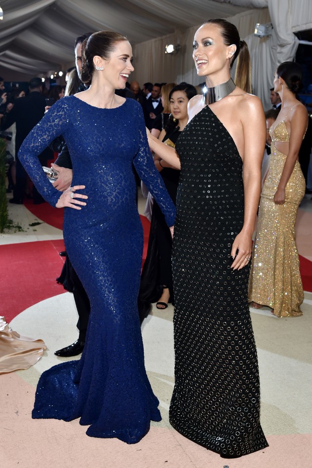 Várandós sztárok találkozás a Met gálán: Emily Blunt és Olivia Wilde