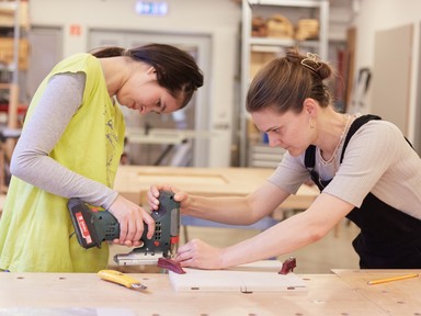 Megjelent a Fruska kézikönyv - A MOME programja hátrányos helyzetű lányoknak segít