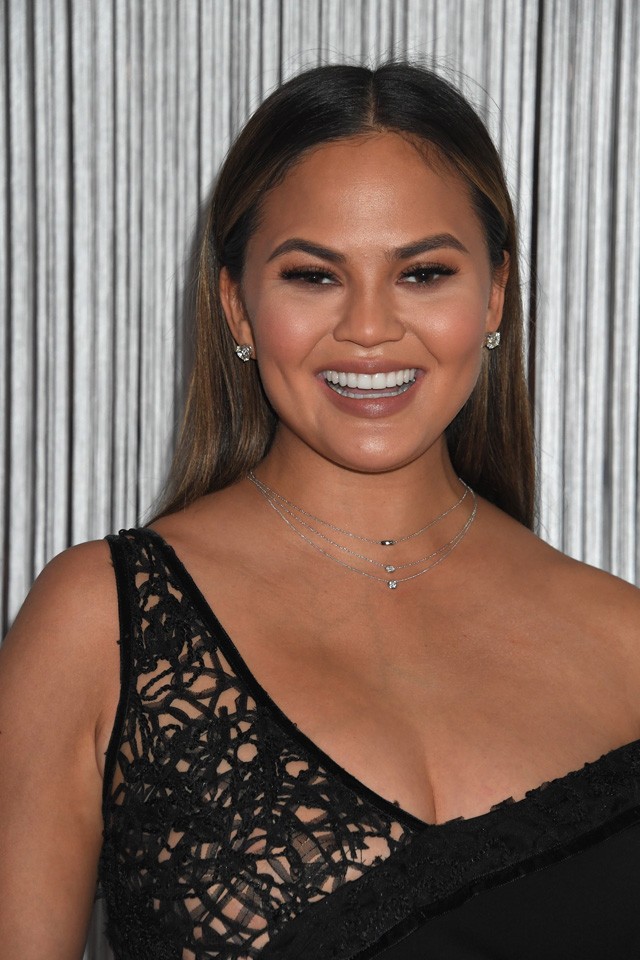 Chrissy Teigen ruhája a legszexibb dolog, amit a mai napon látni fogsz