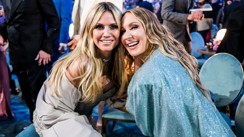Heidi Klum és Nikki Glaser amerikai komikus a hatvanhetedik Grammy-gálán