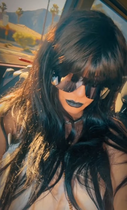 Heidi Klum fekete parókával a Coachellán