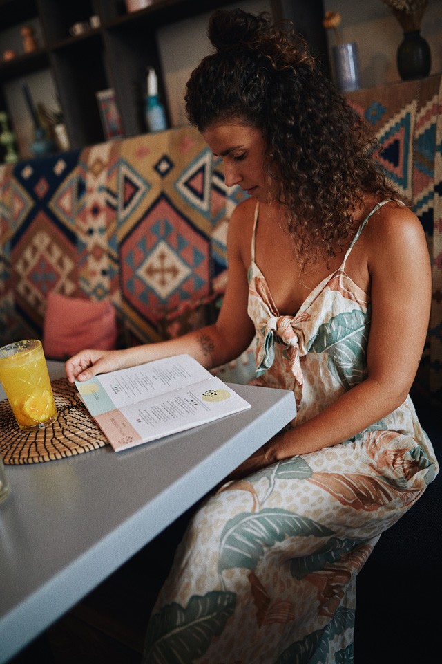 Kozák Alexandra mai szettjétől egyből egy egzotikus helyre vágyunk