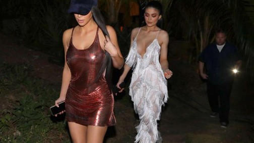 Kim Kardashian vizespólózott és melltartó nélkül bulizott