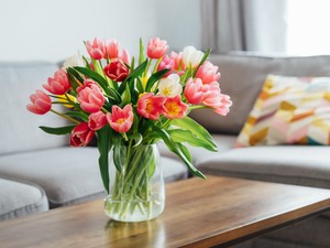 Hetekig életben maradnak a vágott virágok, ha ezt a konyhai alapanyagot adod a vizükhöz