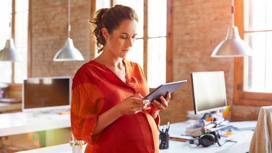 Álomállás, majd rémálomba illő elbocsátás: egy leendő kismama megrázó története a munkahelyi diszkriminációról