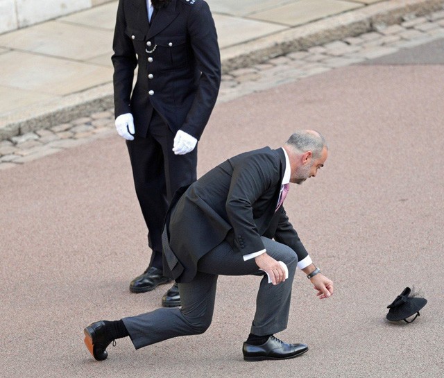 Csak úgy repkednek a kalapok: Eugénia hercegnő esküvőjén minden vendég a széllel küzd