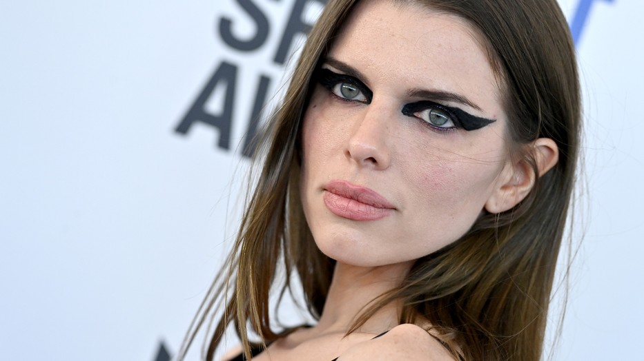 Julia Fox tarsolya tele van stílusmeglepetésekkel