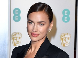 Mit csináltak Irina Shayk frizurájával? Sose volt még ekkora haja a modellnek