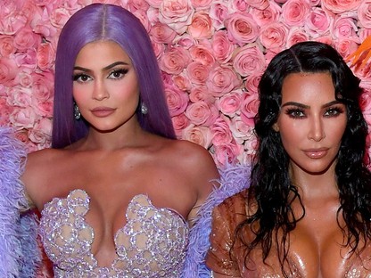 Kim Kardashian és Kylie Jenner EGY ruhán osztozkodik, ami pont ott nem takar, ahol kéne