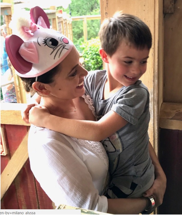 Alyssa Milano gyerekei hihetetlenül cukik! Disneylandbe látogatott a család!
