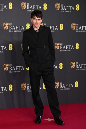 Timothée Chalamet első vörös szőnyeges felbukkanása óta biztos pontja a stílusos hírességek közösségének. Ezúttal fekete Bottega Veneta öltönyben idézte meg Bob Dylan stílusát (őt alakítja a Sehol se otthon című életrajzi filmben), melyet a márka kreatív igazgatója, Matthieu Blazy tervezett számára.