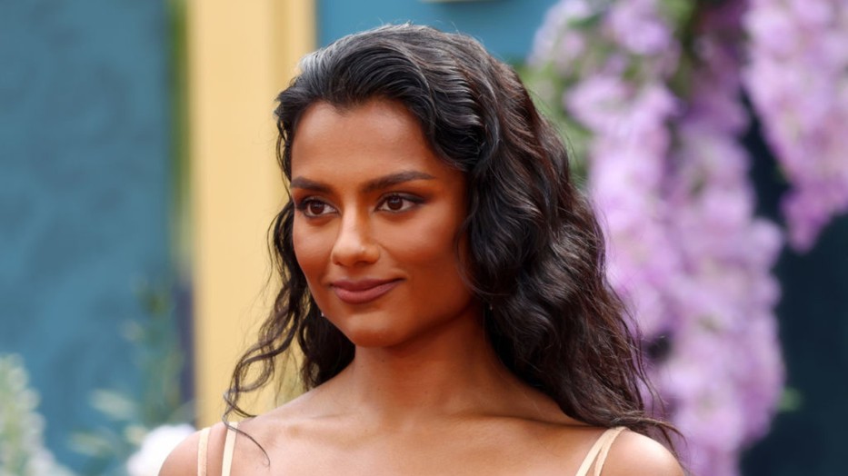 Simone Ashley, a Bridgerton bikinis fotókat posztolt