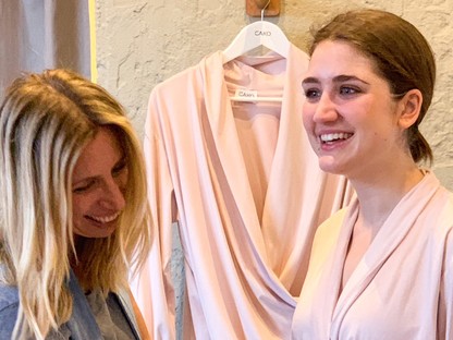 Őrületesen menő kabátot vett fel Cakó Kinga, ráadásul ő tervezte