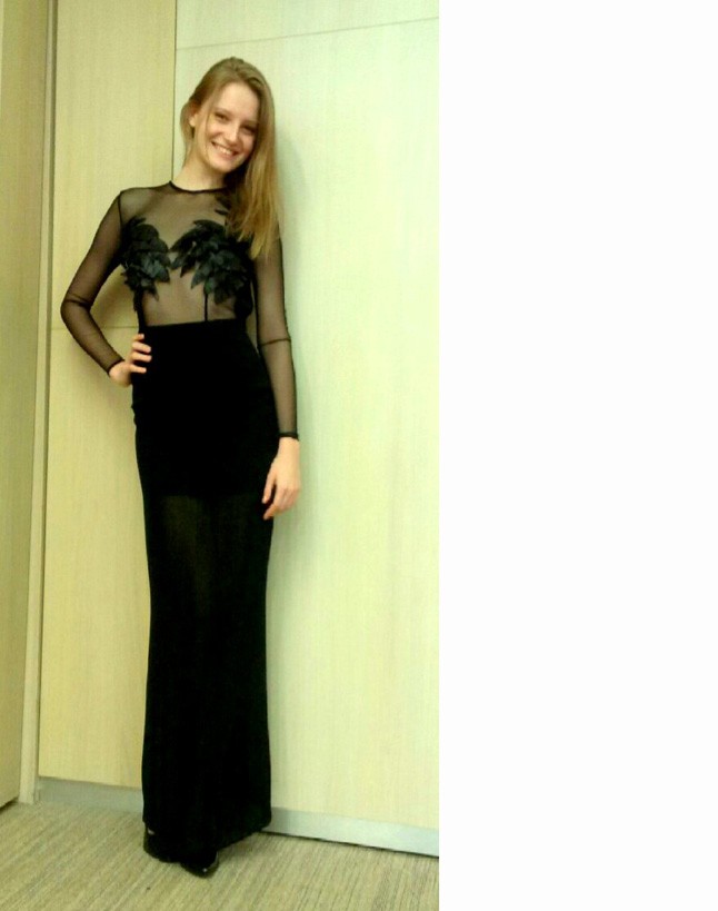 Edzés után kisestélyiben a modell