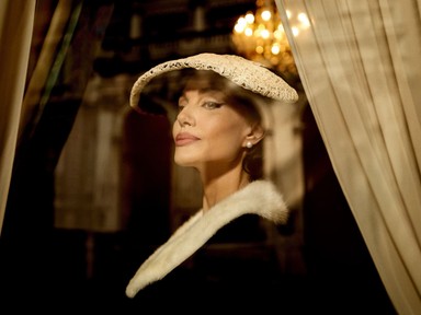 Angelina Jolie valami elképesztő az új filmjében: hidegrázósan alakítja a világ egyik legjobb operaénekesnőjét