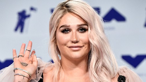 Egy tonna fodorban érkezett Kesha az MTV VMA-re