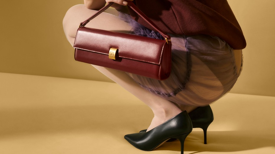 A kollekció része a baguette táska is, amely vintage inspirációval, téglalap formával és kényelmes vállpánttal érkezik