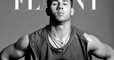 Nick Jonas magához nyúl a Flaunt magazinban